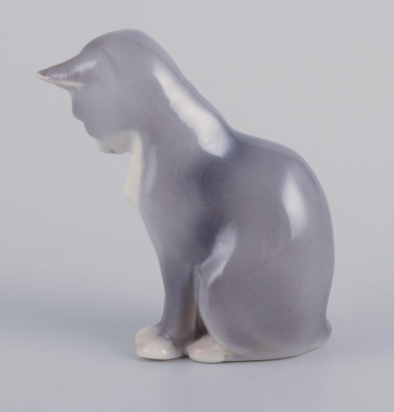 I prodotti usati sono esenti da dazi all'importazione per i clienti statunitensi. 
Pertanto, al tuo acquisto non saranno applicate tariffe di importazione.

Royal Copenhagen. Statuetta in porcellana di un gatto seduto.
Sottosmalto.
Dalla