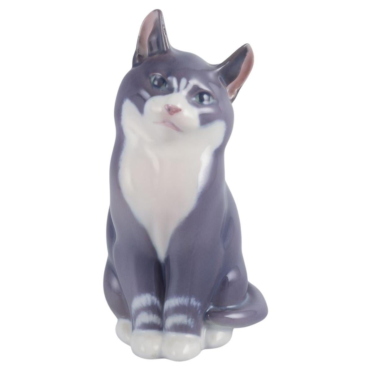 Royal Copenhagen. Figurita de porcelana de un gato sentado.