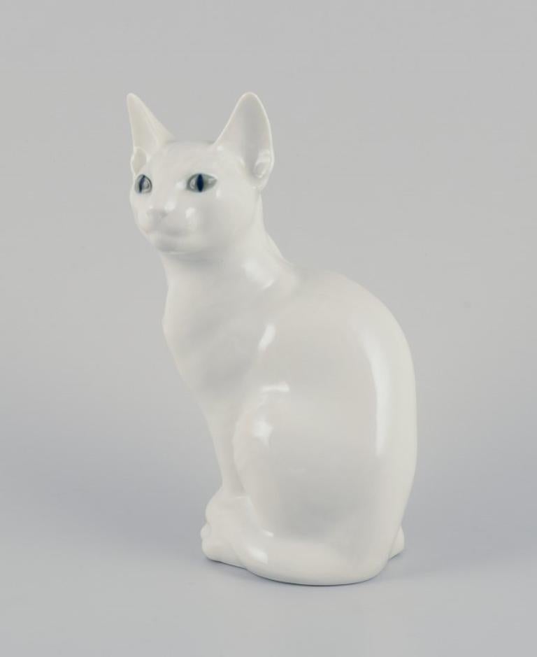 Königliches Kopenhagen. Porzellanfigur einer weißen sizilianischen Katze aus Porzellan.
Modellnummer 8/3281.
Datierung: 1985-1991.
Markiert.
Perfekter Zustand.
Erste Fabrikqualität.
Abmessungen: H 19,5 cm x B 11,0 cm x T 7,0 cm.
