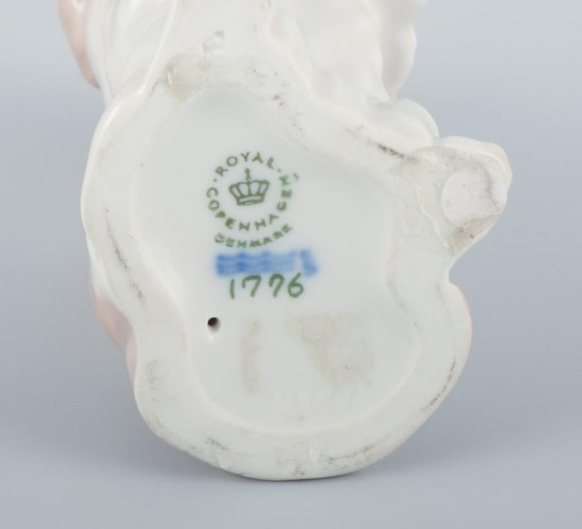 Porcelaine Royal Copenhagen, figurine en porcelaine d'un chien pékinois debout  en vente