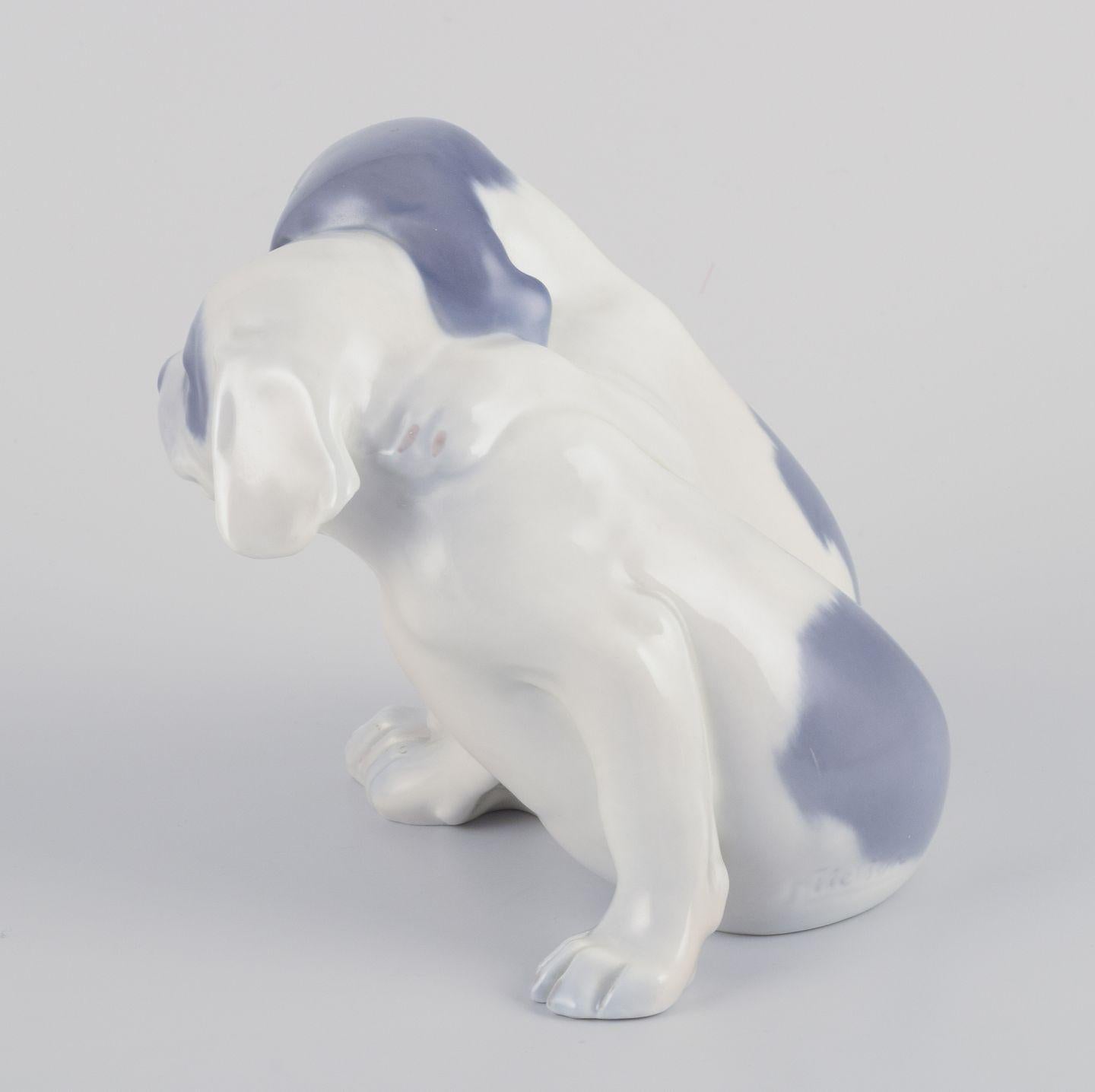 Smaltato Royal Copenhagen, statuetta in porcellana di due cuccioli di Pointer. in vendita