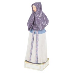 Königliches Kopenhagen. Porzellanfigur einer Frau in traditioneller Tracht.