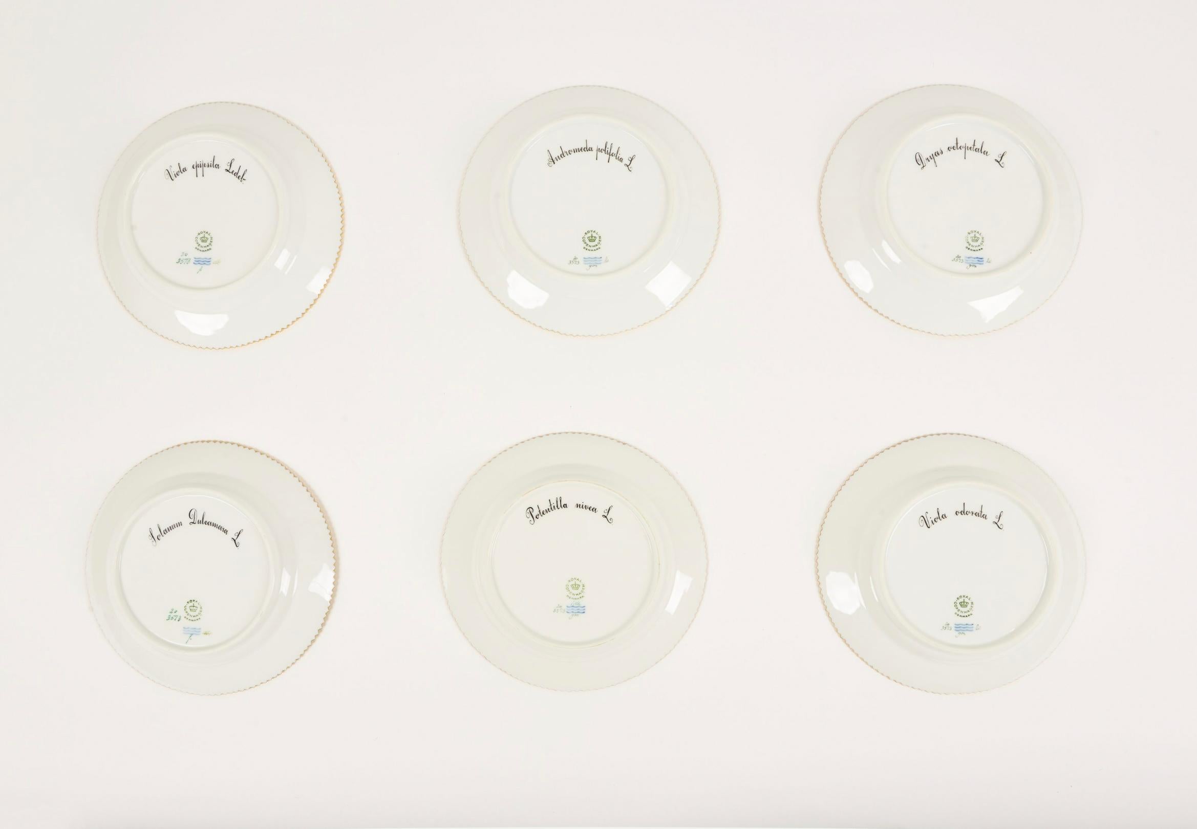Service de table en porcelaine Royal Copenhagen « Flora Danica » pour 12 personnes en vente 2