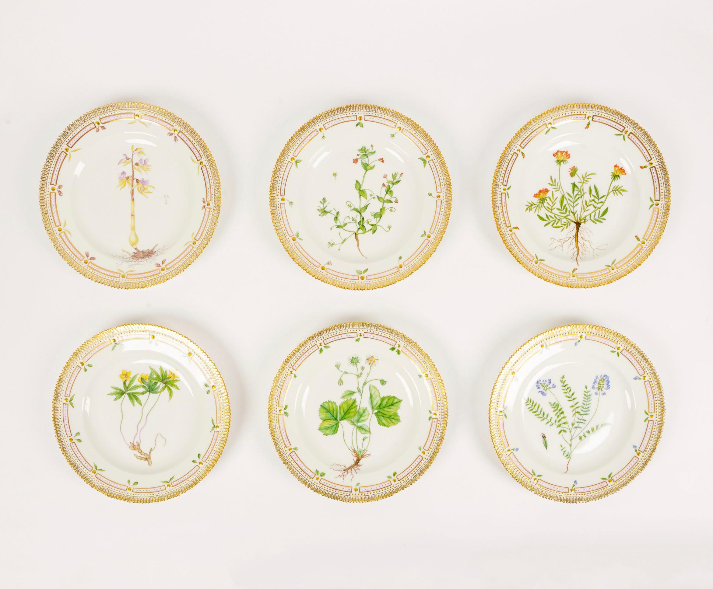 Néoclassique Service de table en porcelaine Royal Copenhagen « Flora Danica » pour 12 personnes en vente