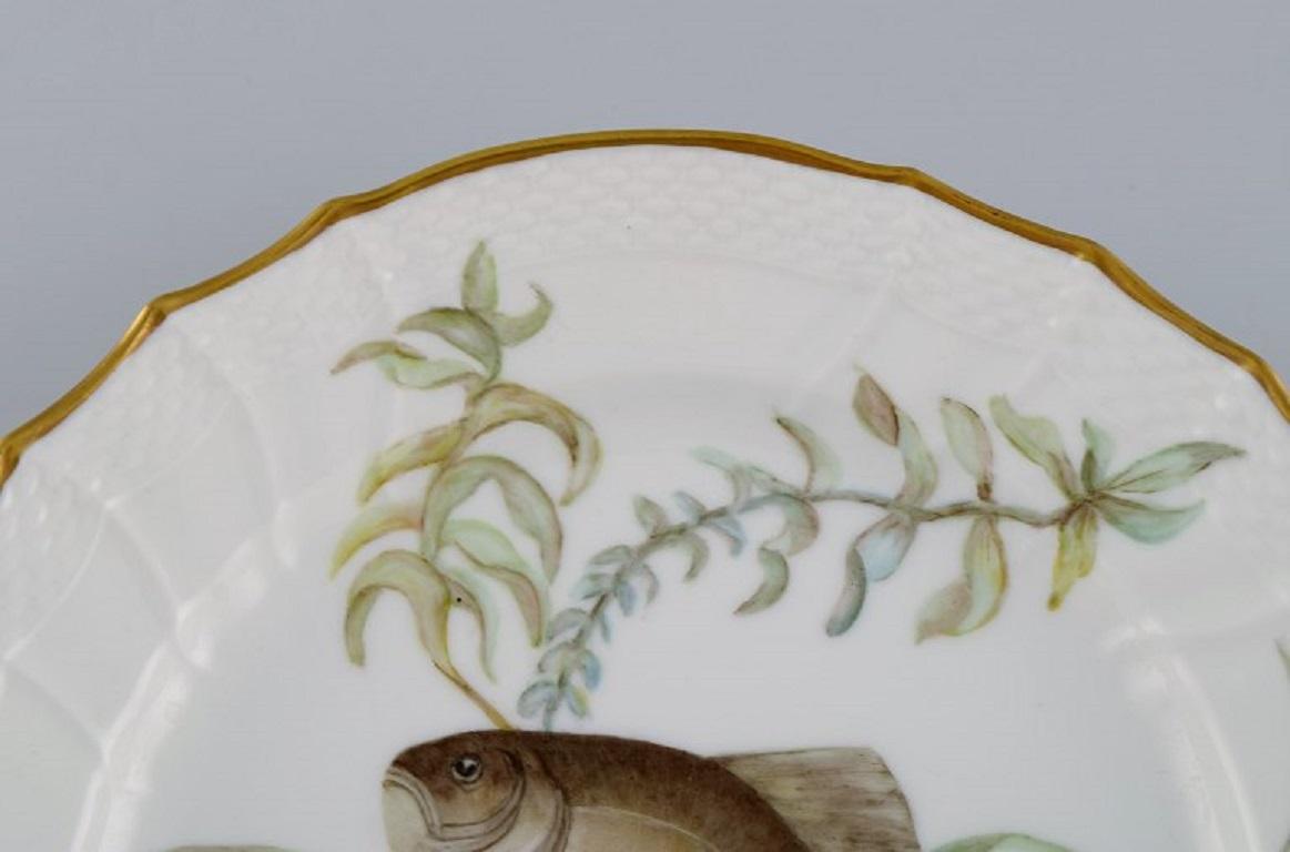 Danois Assiette à déjeuner en porcelaine Royal Copenhagen avec motif de poisson peint à la main en vente