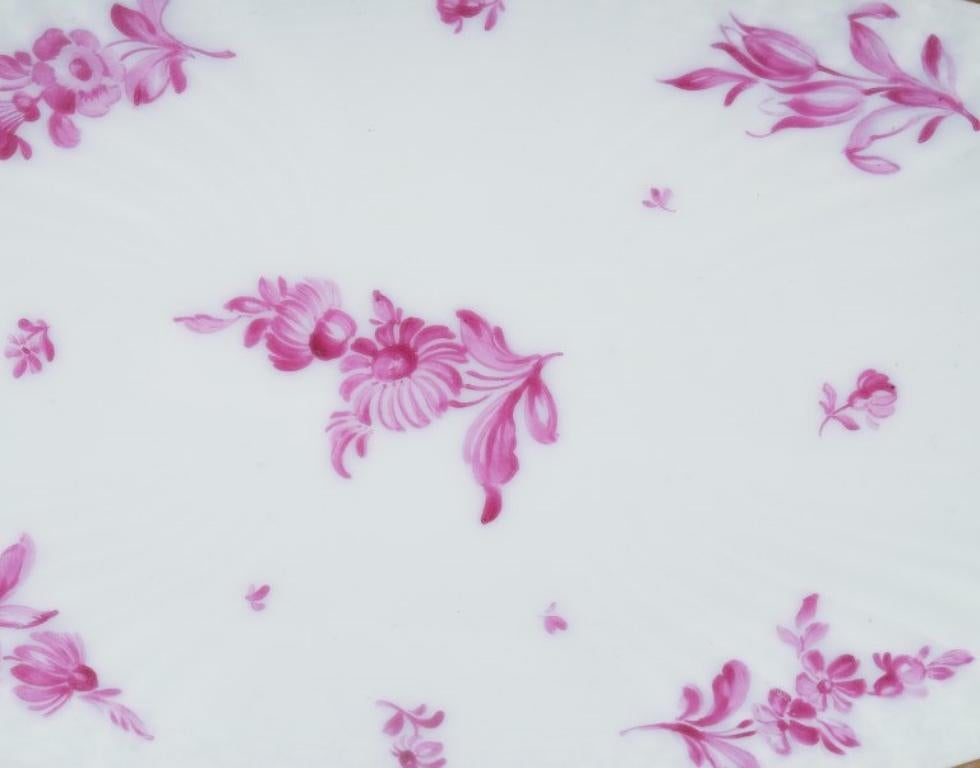 Royal Copenhagen, ovale Schale, handbemalt mit violetten Blumen und Goldrand.
Ca. 1900.
Erste Fabrikqualität.
In ausgezeichnetem Zustand.
Markiert.
Abmessungen: L 24,5 x T 13,2 cm.
