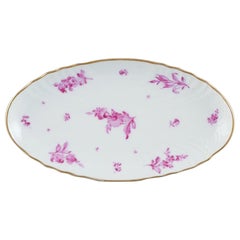 Royal Copenhagen,  Plat ovale en porcelaine avec fleurs violettes et bord doré.