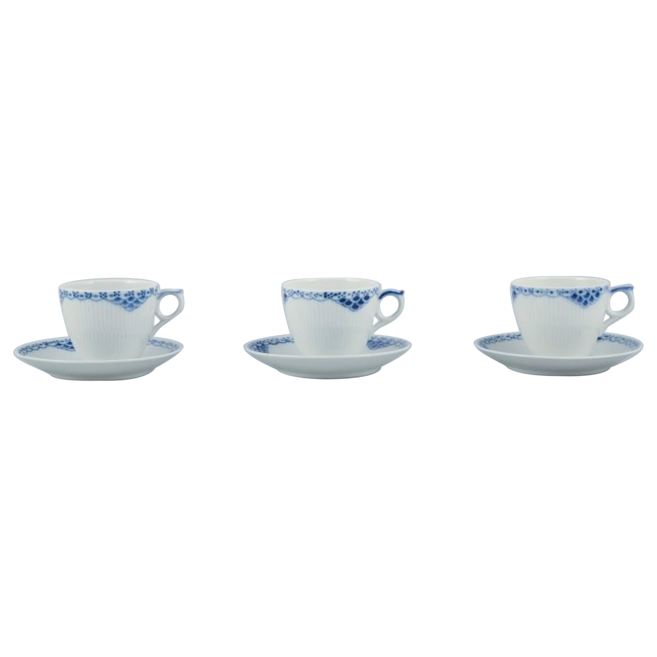 Royal Copenhagen, Princesse. Ensemble de trois tasses à café avec soucoupes en porcelaine