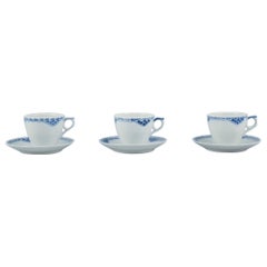 Royal Copenhagen, Princesse. Ensemble de trois tasses à café avec soucoupes en porcelaine