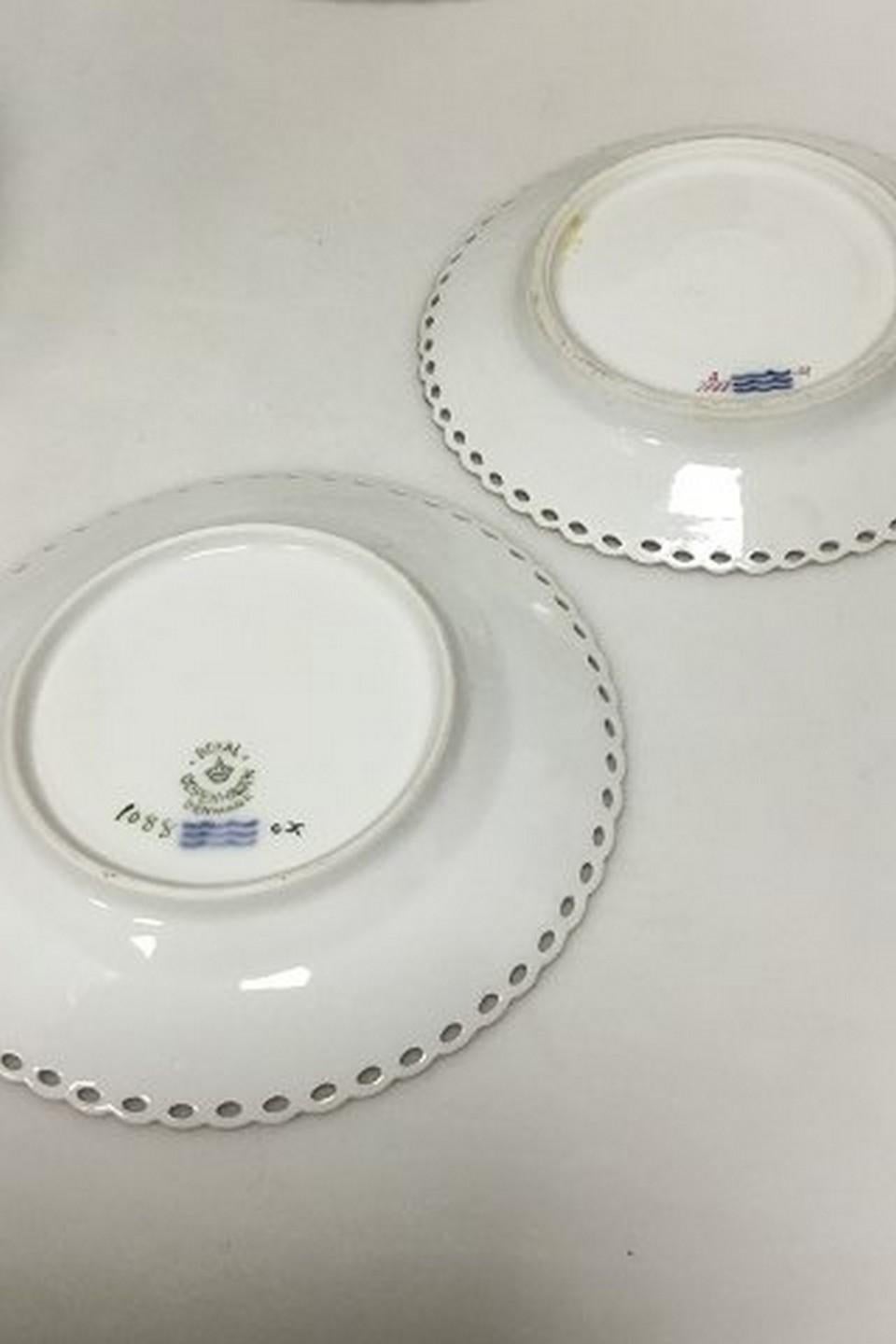 Royal Copenhagen Purpur Fulllace Fluted Various parts of dinnerware. All is 1st Quality, but there are repairs/chips on a total of 21 of the 39 parts. Some newer parts.
Consists of 10 dinner plates No 1084 measuring 24.5 cm (of which 8 with