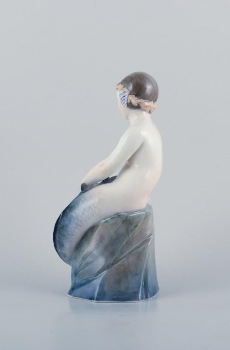 Royal Copenhagen, seltene Porzellanfigur einer Meerjungfrau mit Fisch in den Händen (Dänisch) im Angebot
