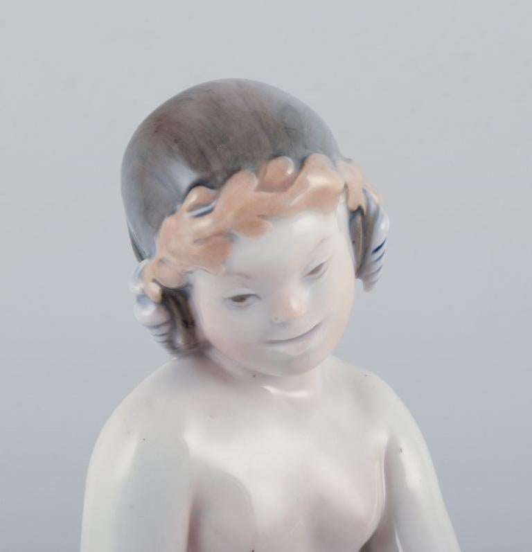 Dipinto a mano Royal Copenhagen, rara statuetta in porcellana di una sirena con pesce in mano in vendita