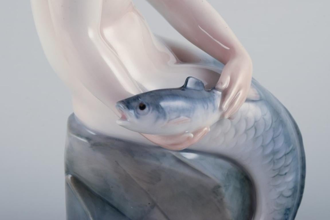 Milieu du XXe siècle Royal Copenhagen, rare figurine en porcelaine d'une sirène avec un poisson dans les mains en vente