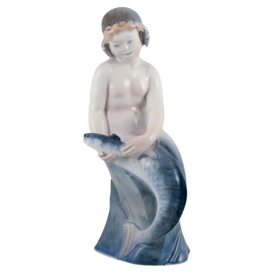 Royal Copenhagen, seltene Porzellanfigur einer Meerjungfrau mit Fisch in den Händen im Angebot