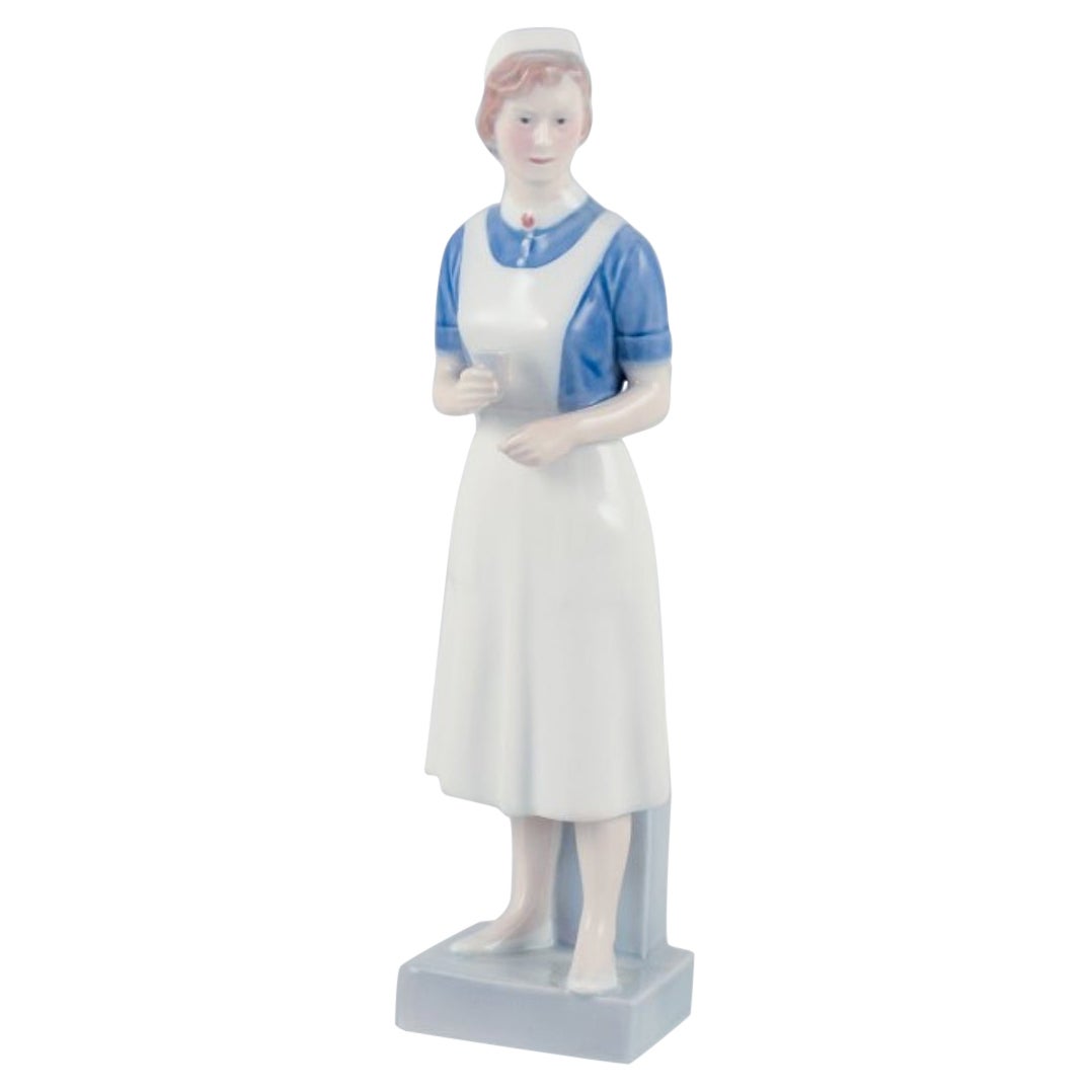 Royal Copenhagen, seltene Porzellanfigur einer Krankenschwester. Modell: 4507/156.