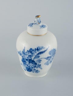 Royal Copenhagen, Caja de Té Curvada Flor Azul Real con Decoración Dorada