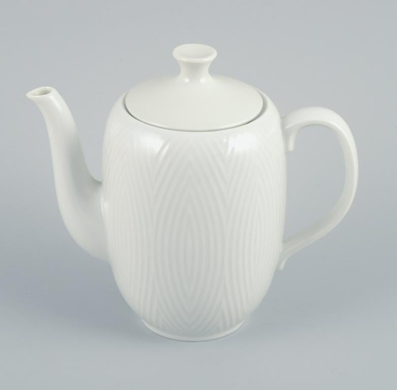 Royal Copenhagen, Salto.
Coffee pot in white porcelain.
1961.
Model 14433.
Marked.
First factory quality.
Perfect condition.
Dimensions: H 19.0 x D 19.5 cm. including handle and spout.
