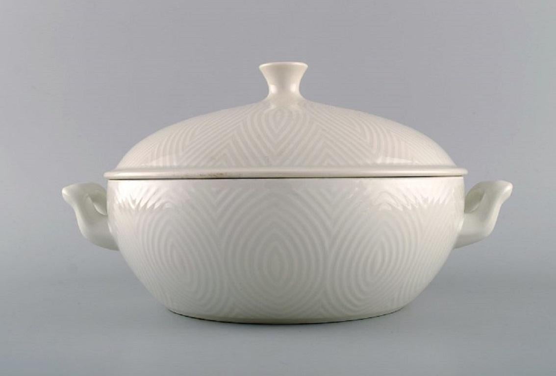 Royal Copenhagen. Service Salto, blanc. Grande soupière à couvercle. 1960s.
Mesures : 28 x 16 cm.
En parfait état.
1ère qualité d'usine.
Conçu par Axel Salto en 1956.