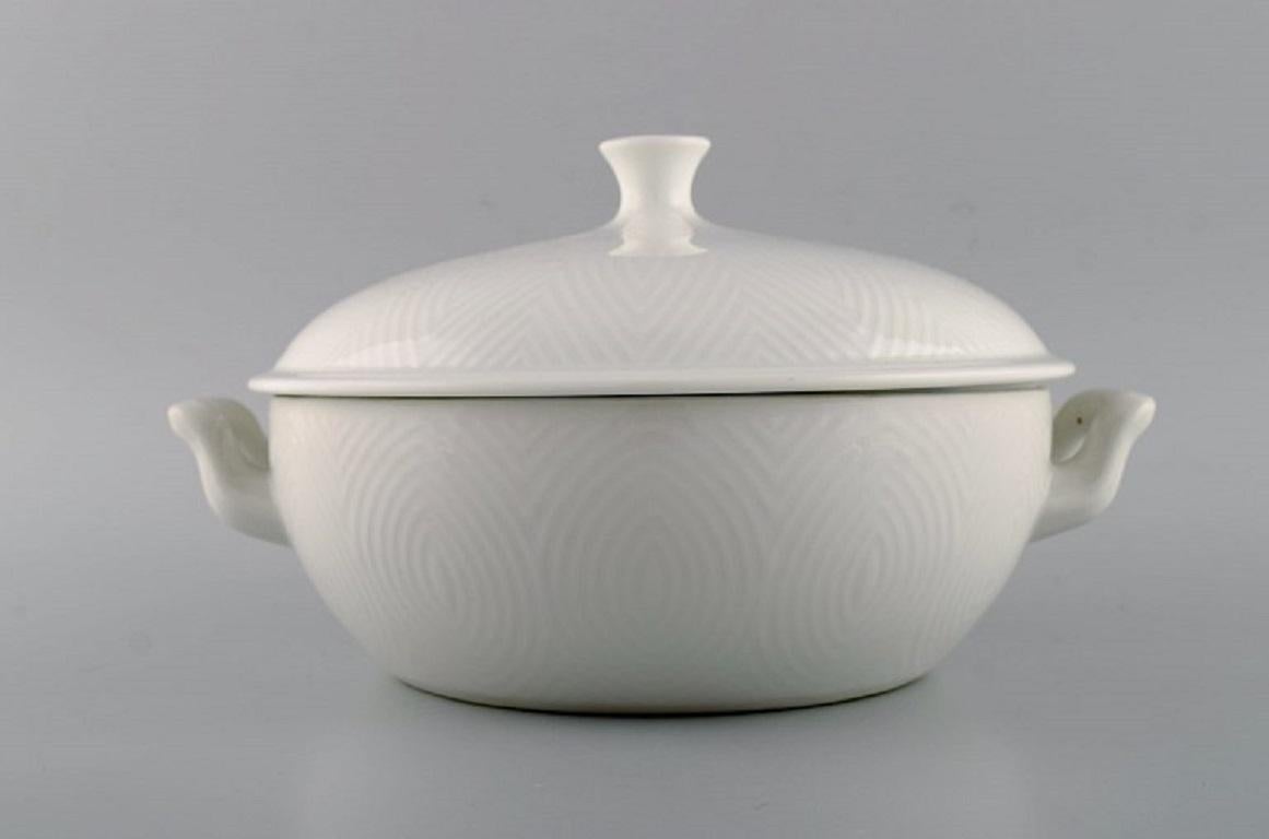 Royal Copenhagen. Salto Service, White. Large lidded tureen. 1970s.
Measures: 28 x 16 cm.
In excellent condition.
1st factory quality.
Designed by Axel Salto in 1956.
