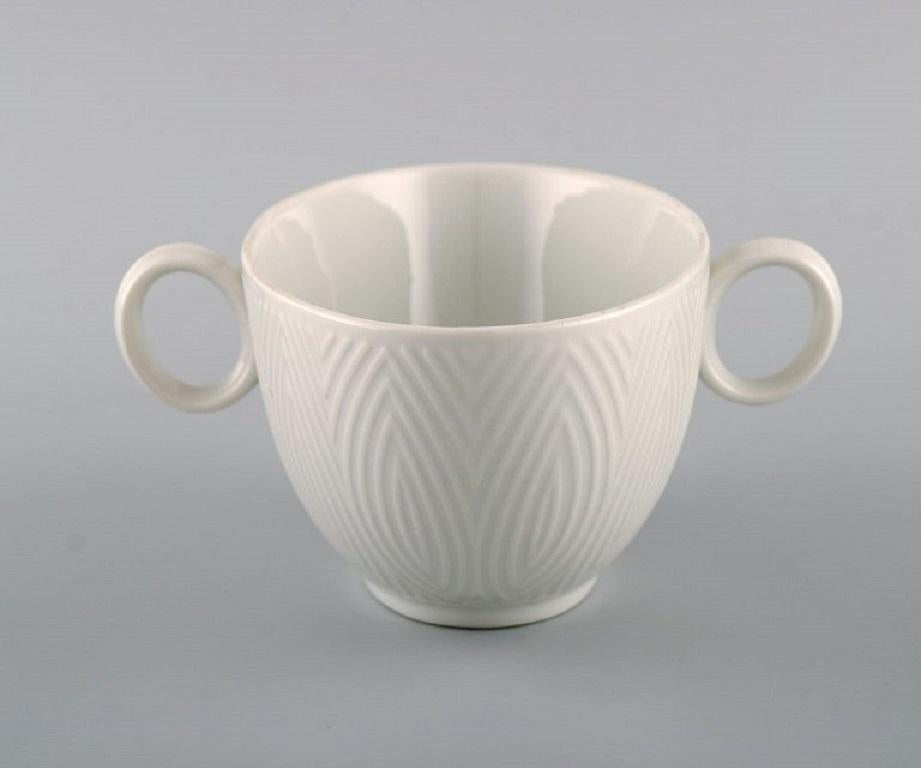 Royal Copenhagen. Salto service, white. Sauce bowl. 1960s.
Measures: 17 x 15.5 x 8 cm.
In excellent condition.
1st factory quality.
Designed by Axel Salto in 1956.