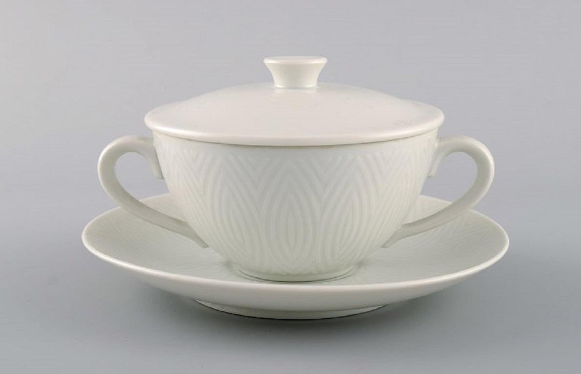 Royal Copenhagen. Salto service, white. Six bouillon cups with saucers. 1960s/70s.
The cup measures: 10.5 x 8 cm (with lid).
Saucer diameter: 15.7 cm.
In excellent condition.
1st factory quality.
Designed by Axel Salto in 1956.