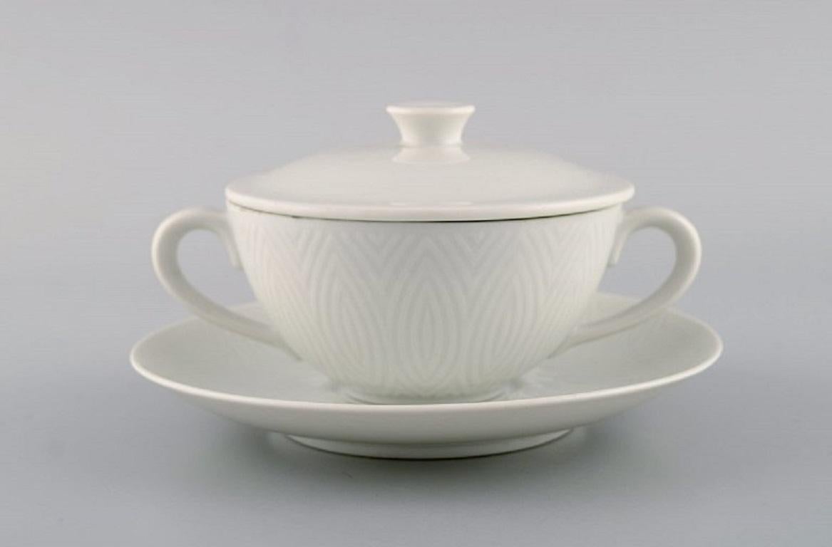 Royal Copenhagen. Salto service, white. Six bouillon cups with saucers. 1960s.
The cup measures: 10.5 x 8 cm (with lid).
Saucer diameter: 15.7 cm.
In excellent condition.
1st factory quality.
Designed by Axel Salto in 1956.