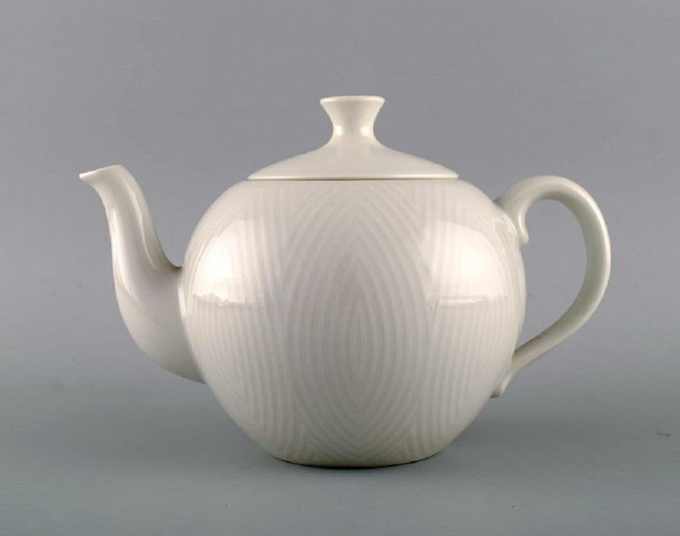 Royal Copenhagen. Salto service, white. Tea service for eight people. 1960s.
Consisting of eight teacups with saucers and a teapot.
The teacup measures: 10.5 x 5.5 cm.
Saucer diameter: 15.5 cm.
The teapot measures: 24 x 16 cm.
In excellent