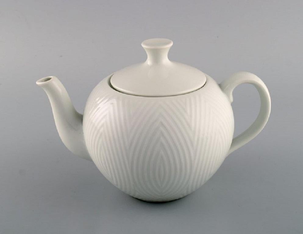 Royal Copenhagen. Salto service, White. Teapot. 1960s.
Measures: 21.5 x 14.5 cm.
In excellent condition.
1st factory quality.
Designed by Axel Salto in 1956.