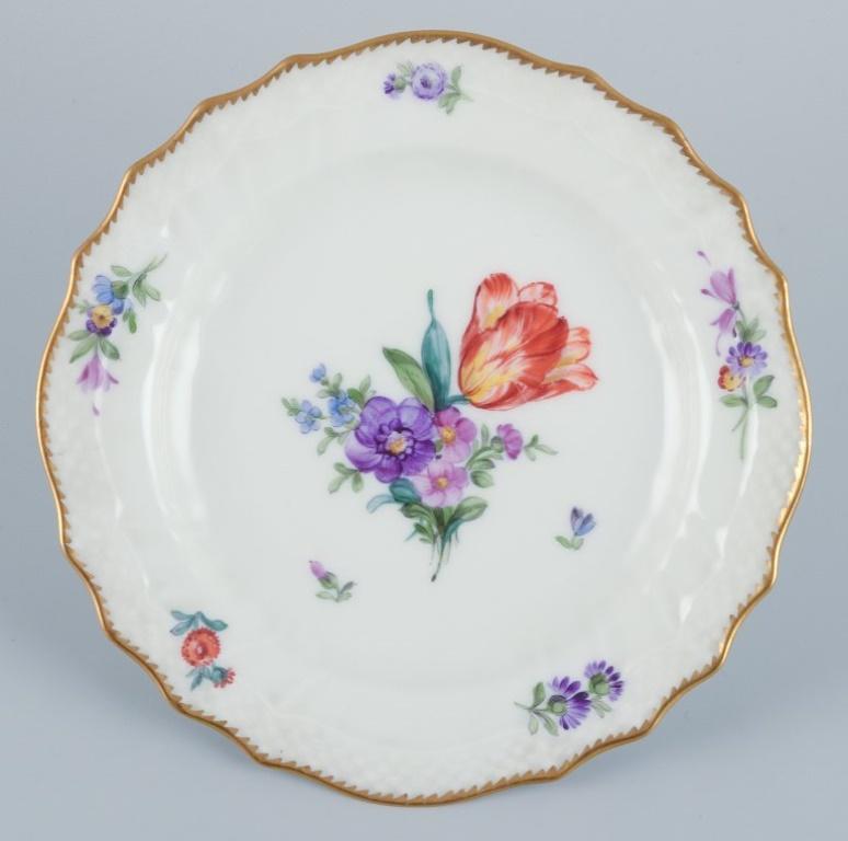 Royal Copenhagen, Saxon Flower, a bowl and a plate.
Models: 4/1772 + 4/1625.
From the 1920s/1930s.
Marked.
First factory quality.
Perfect condition.
Plate: Diameter 17.0 cm.
Bowl: Diameter 22.5 cm x Height 4.0 cm.