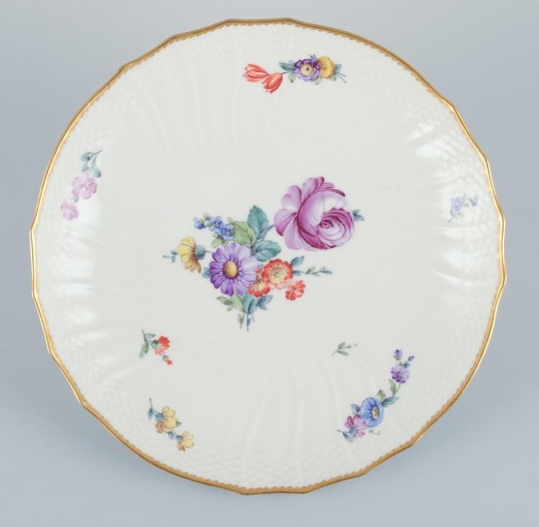 Royal Copenhagen, Saxon Flower, eine Schale und ein Teller aus Porzellan. (Frühes 20. Jahrhundert) im Angebot