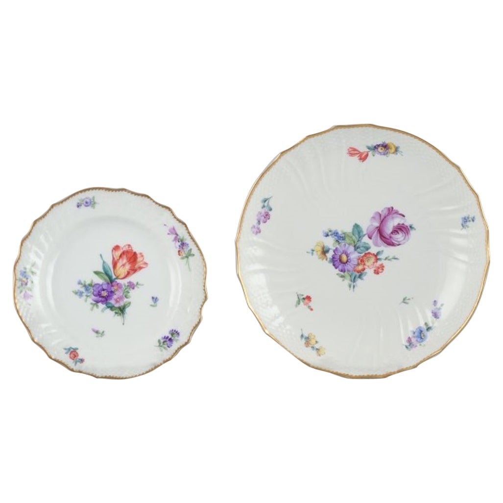 Royal Copenhagen, Fiore sassone, una ciotola e un piatto in porcellana. in vendita