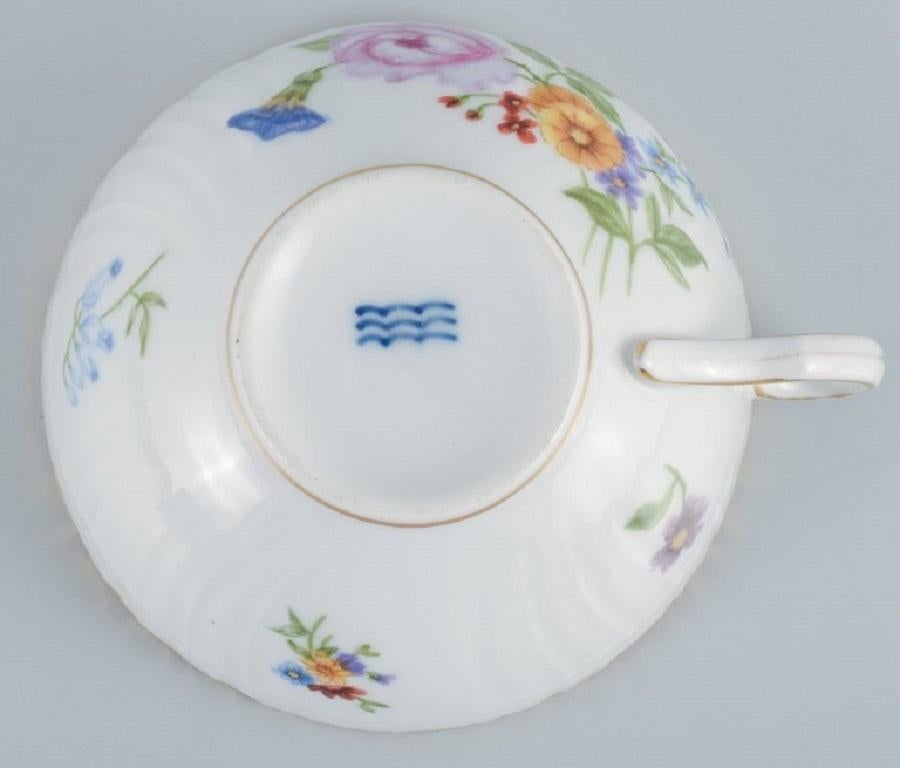 Dipinto a mano Royal Copenhagen, Fiore sassone, un set di dieci tazze da tè antiche con piattini in vendita