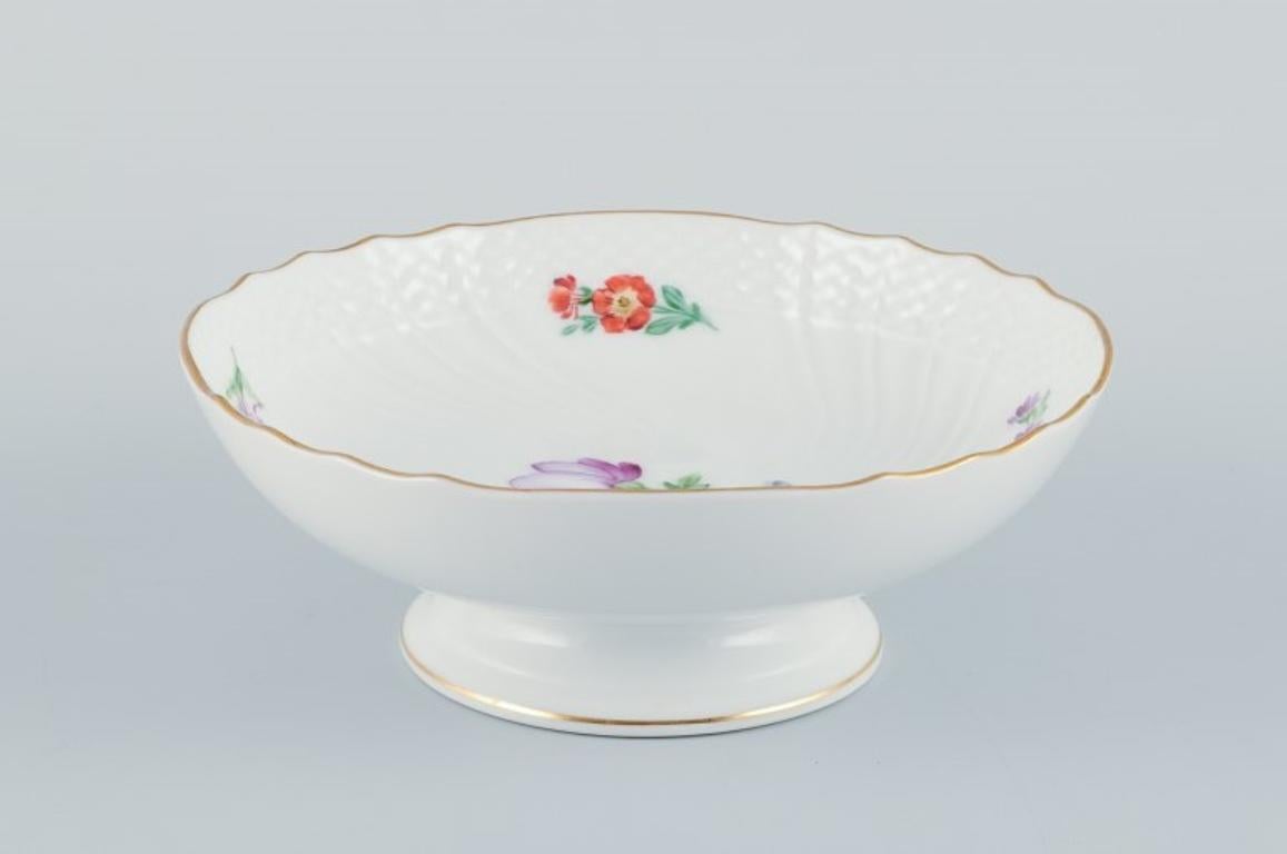 Royal Copenhagen, Saxon Flower, a centerpiece and oval bowl hand-decorated with polychrome flowers and a gold rim.
Before 1930.
Model numbers: 493/1532 and 493/1524.
Marked.
First factory quality.
In perfect condition.
Centerpiece: Diameter 17.4 cm