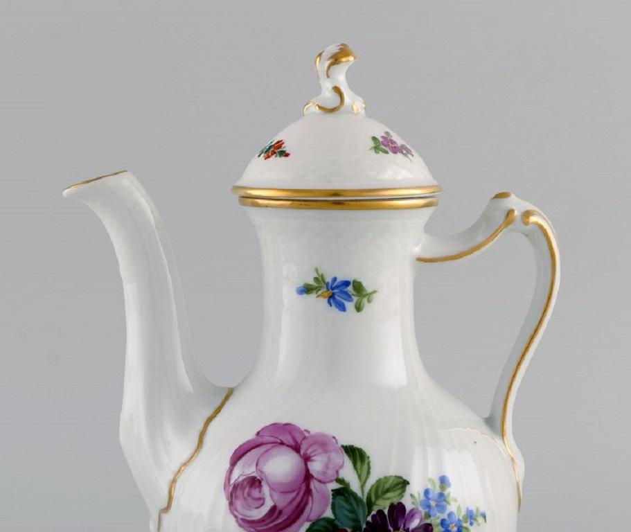 Royal Copenhagen Saxon flower coffee pot in hand-painted porcelain with flowers and gold decoration. Model number 493/1517. Dated 1939.
Measures: 22.5 x 17 cm.
In excellent condition.
Stamped.
1st factory quality.