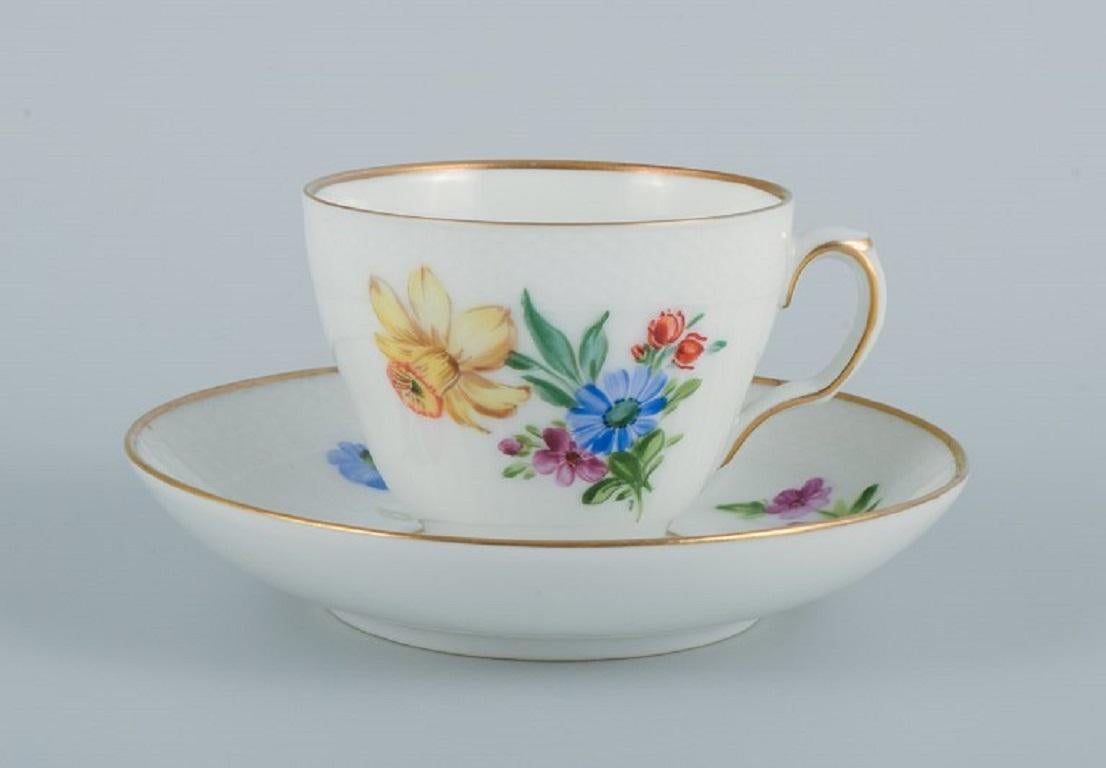 Danois Cinq tasses à café avec soucoupes Saxon Flower de Royal Copenhagen en vente