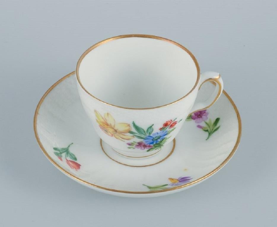 Peint à la main Cinq tasses à café avec soucoupes Saxon Flower de Royal Copenhagen en vente
