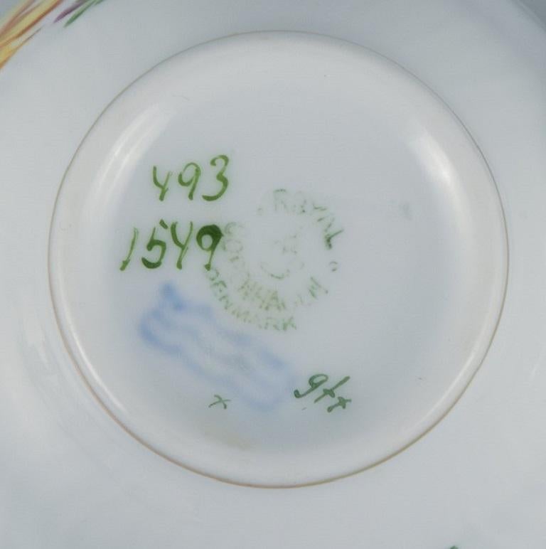 Porcelaine Cinq tasses à café avec soucoupes Saxon Flower de Royal Copenhagen en vente
