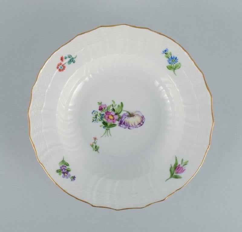 Royal Copenhagen Saxon Flower. Five deep plates in handpainted porcelain with flowers and gold decoration.
Model number 493/xxxx.
In excellent condition.
Marked.
Second factory quality.
Dimensions: D 24,5 x H 6,0 cm.
