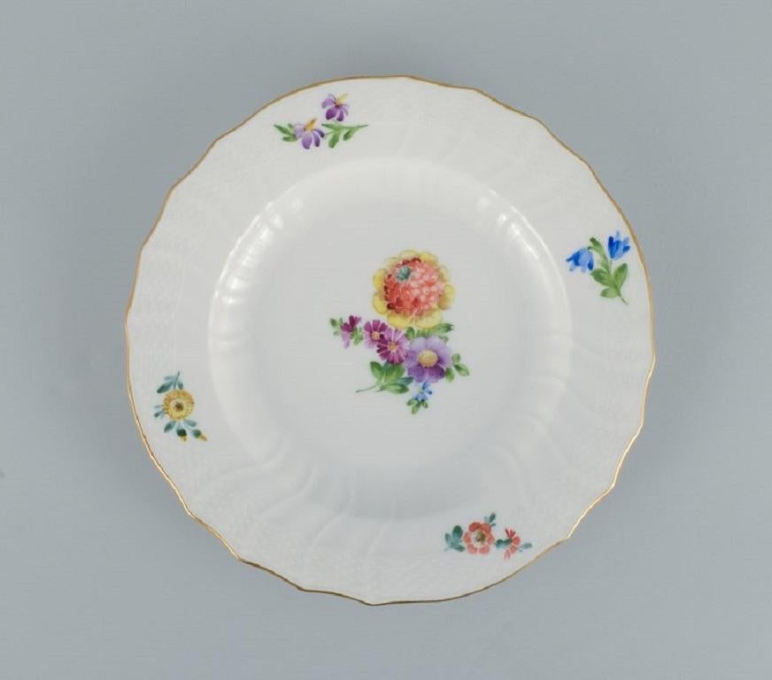 Royal Copenhagen Saxon flower. 
Five dinner plates in hand-painted porcelain with flowers and gold decoration.
Model number 493/1621.
In excellent condition.
Marked.
Second factory quality.
Dimensions: D 25.0 x H 3.0 cm.