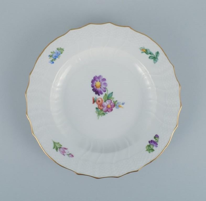 Royal Copenhagen Saxon Flower. Five dinner plates in hand painted porcelain with flowers and gold decoration.
Model number 493/1621.
In excellent condition.
Marked.
Second factory quality.
Dimensions: D 25.5 cm.