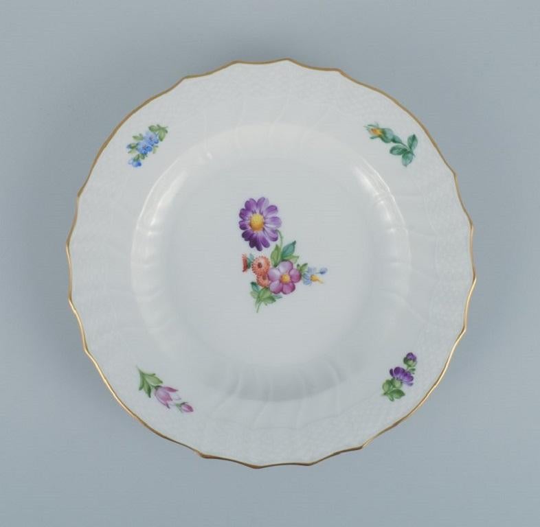 Royal Copenhagen Fiore sassone. Cinque piatti da portata in porcellana dipinta a mano con fiori e decorazioni in oro.
Numero di modello 493/1621.
In ottime condizioni.
Contrassegnato.
Seconda qualità di fabbrica.
Dimensioni: D 25,5 cm.