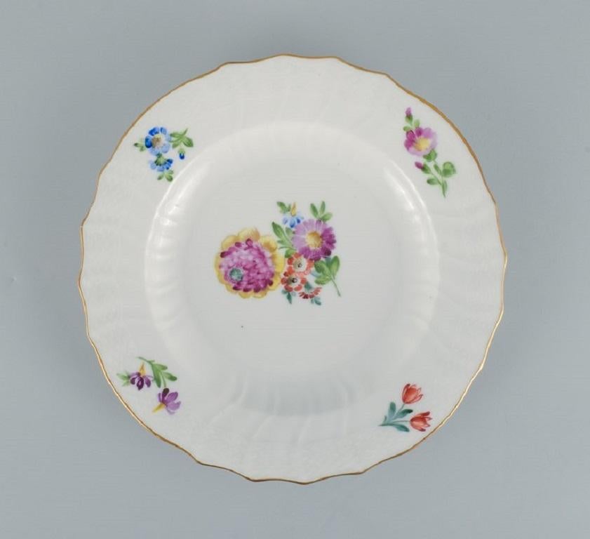 Königliche Kopenhagener Saxon-Blume. Fünf Esstischteller aus handbemaltem Porzellan  (Dänisch) im Angebot