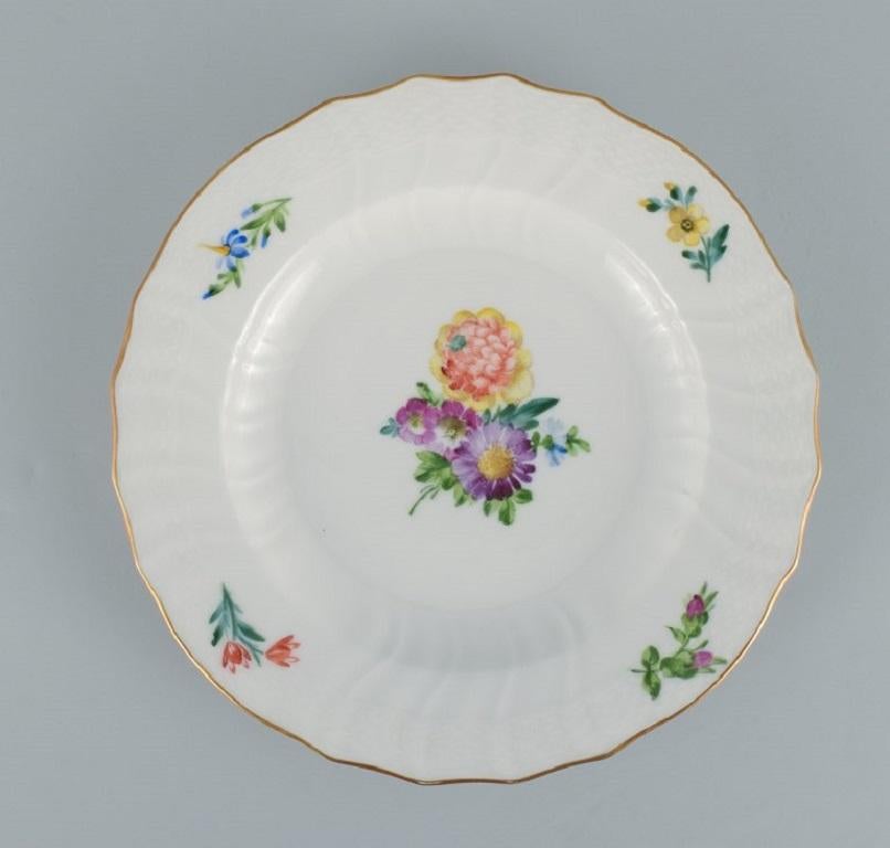 Königliche Kopenhagener Saxon-Blume. Fünf Esstischteller aus handbemaltem Porzellan  (Handbemalt) im Angebot