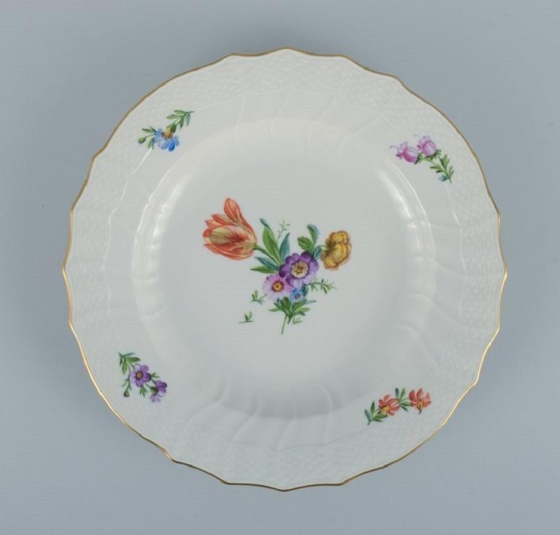 Début du 20ème siècle Royal Copenhagen Saxon Flower ( Fleur Saxon) Cinq assiettes à dîner en porcelaine peinte à la main. en vente