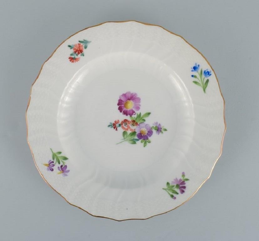 Königliche Kopenhagener Saxon-Blume. Fünf Esstischteller aus handbemaltem Porzellan  (Frühes 20. Jahrhundert) im Angebot