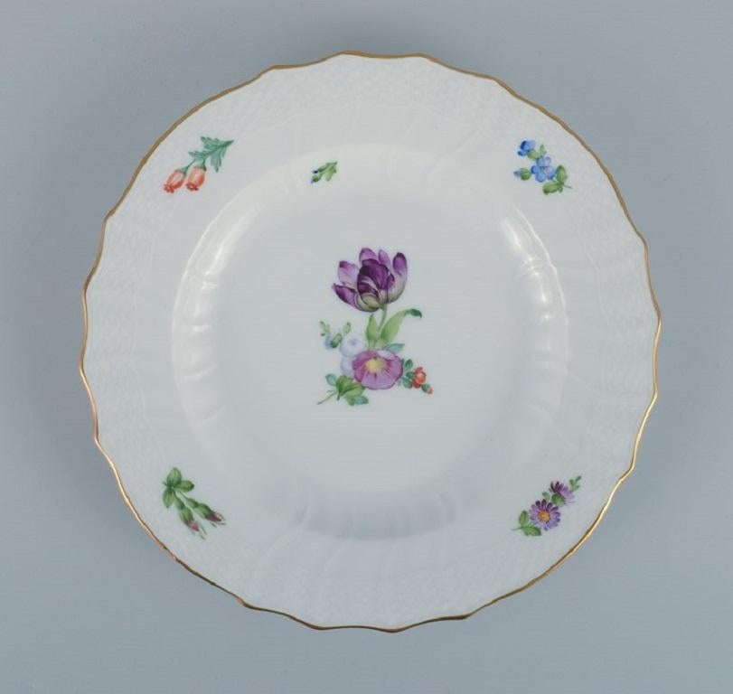 Porcelaine Royal Copenhagen Saxon Flower ( Fleur Saxon) Cinq assiettes à dîner en porcelaine peinte à la main. en vente
