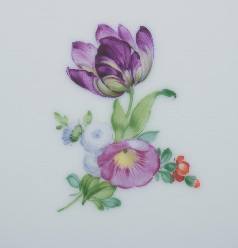 Royal Copenhagen Saxon Flower, cinque piatti da portata in porcellana dipinta a mano 1