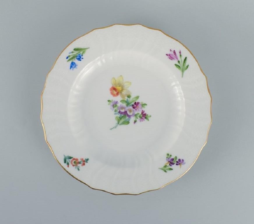Royal Copenhagen Saxon flower. Four dinner plates in handpainted porcelain with flowers and gold decoration.
Model number 493/1621.
In excellent condition.
Marked.
Second factory quality.
Dimensions: D 25.0 x H 3.0 cm.
