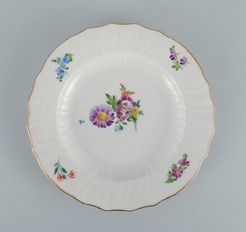 Début du 20ème siècle Royal Copenhagen Saxon Flower ( Fleur Saxon) Quatre assiettes à dîner en porcelaine peintes à la main en vente