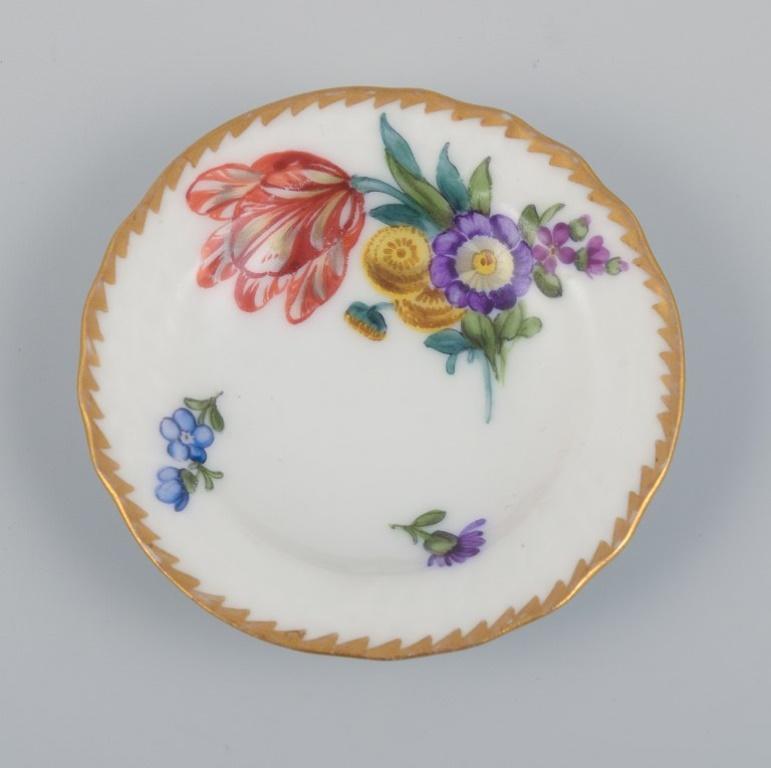 Porcelaine Royal Copenhagen, Fleur de Saxe. Quatre parties. Trois petits plats et un petit vase en vente